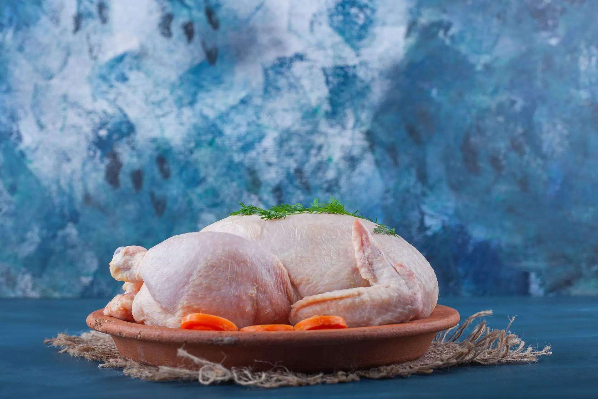 Receita de Galinha Caipira a Legítima 1 galinha travessa madeira fundo azul